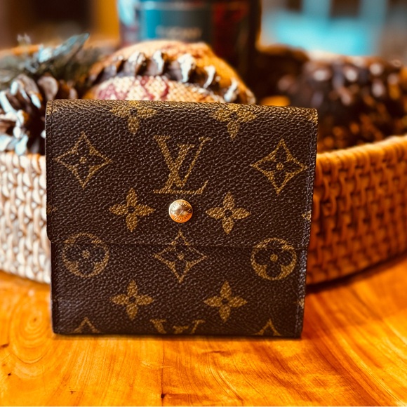 Louis Vuitton Handbags - Louis Vuitton
Monogram Pattern Coated Canvas Elise